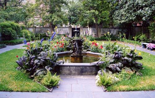 092.One of Savannah's many private gardens.JPG